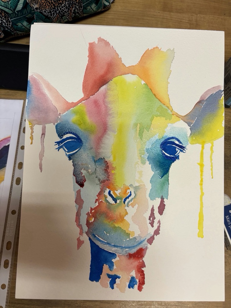 Girafe colorée peinte à l'aquarelle avec fusions de pigments lors d'un cours d'aquarelle à l'Atelier Kasa