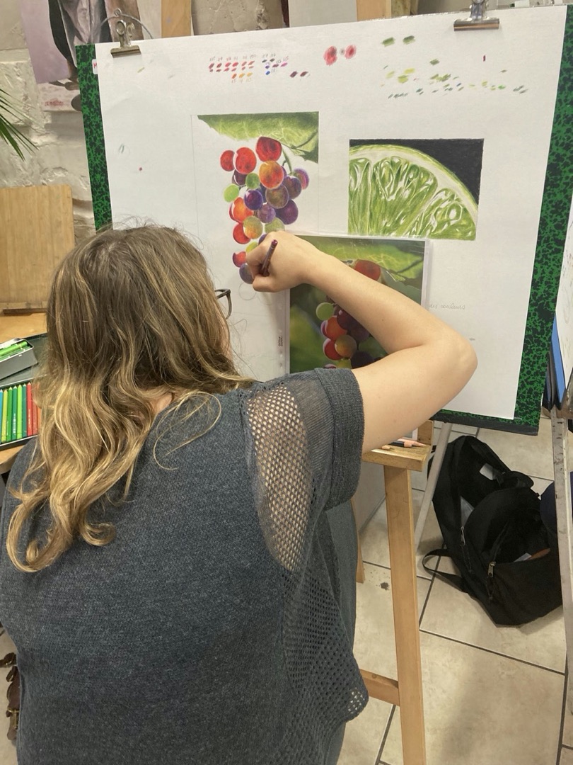 Prendre des cours de dessin et de couleur à Paris 17 : élève dessinant sur chevalet à l'Atelier Kasa